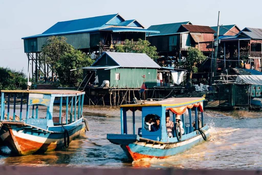 Un bateau sur le Tonlé Sap