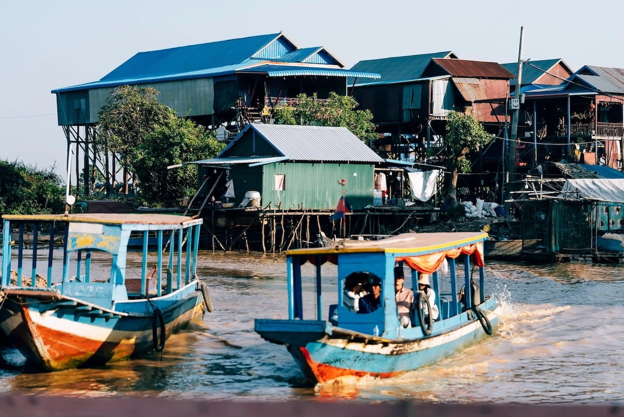 Un bateau sur le Tonlé Sap