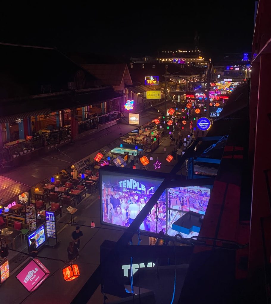 La vue sur Pub Street depuis le Temple Sky Lounge