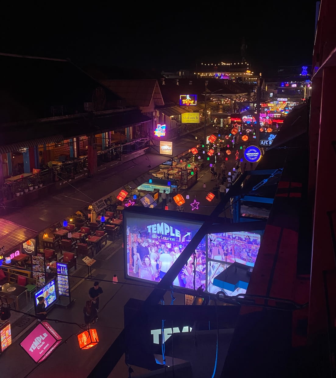 La vue sur Pub Street depuis le Temple Sky Lounge