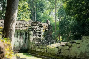 Un temple à Angkor traversé par les rayons du soleil