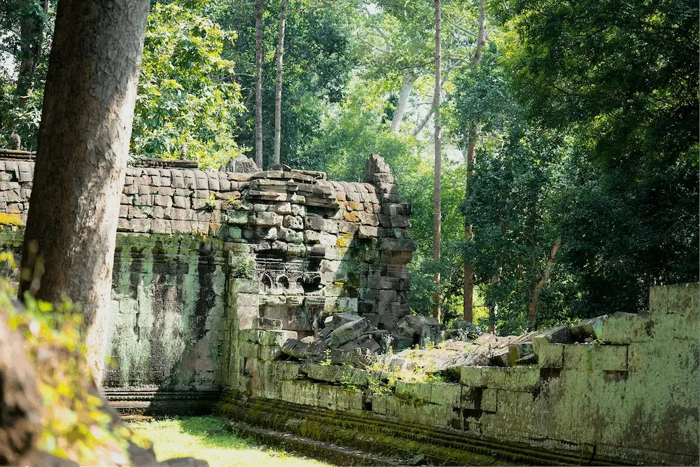 Un temple à Angkor traversé par les rayons du soleil