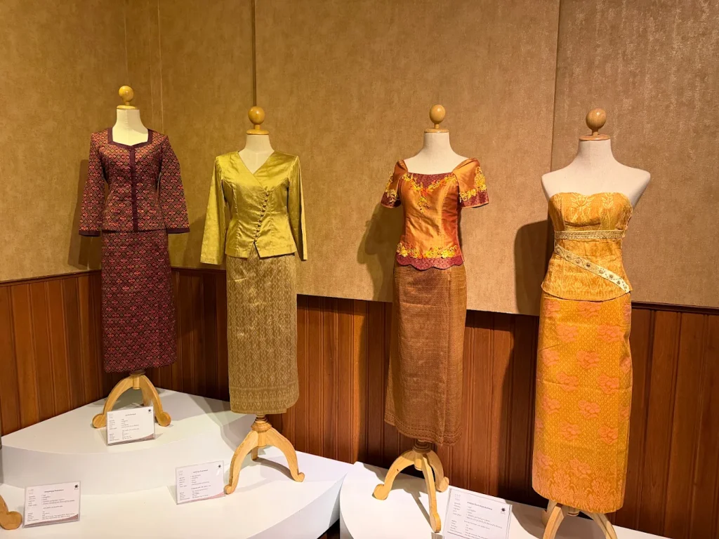 Les tenues traditionnelles du musée MGC Asian Traditional Textiles